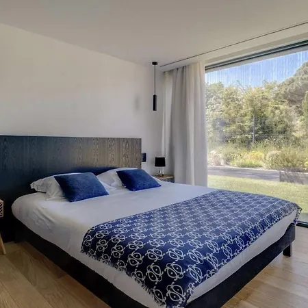 Moira * Saint Tropez